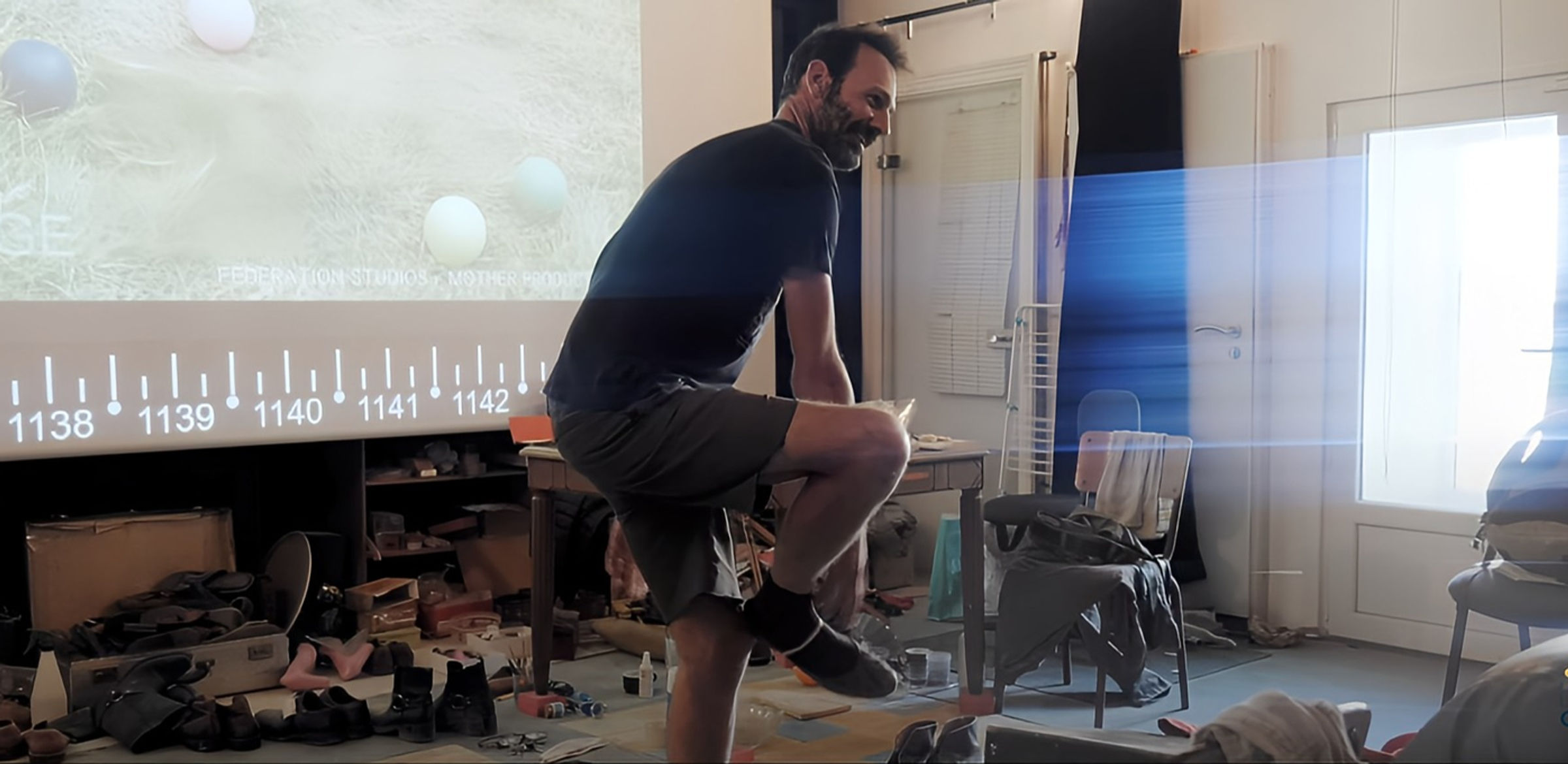 Florian Fabre au travail dans son studio de bruitage
