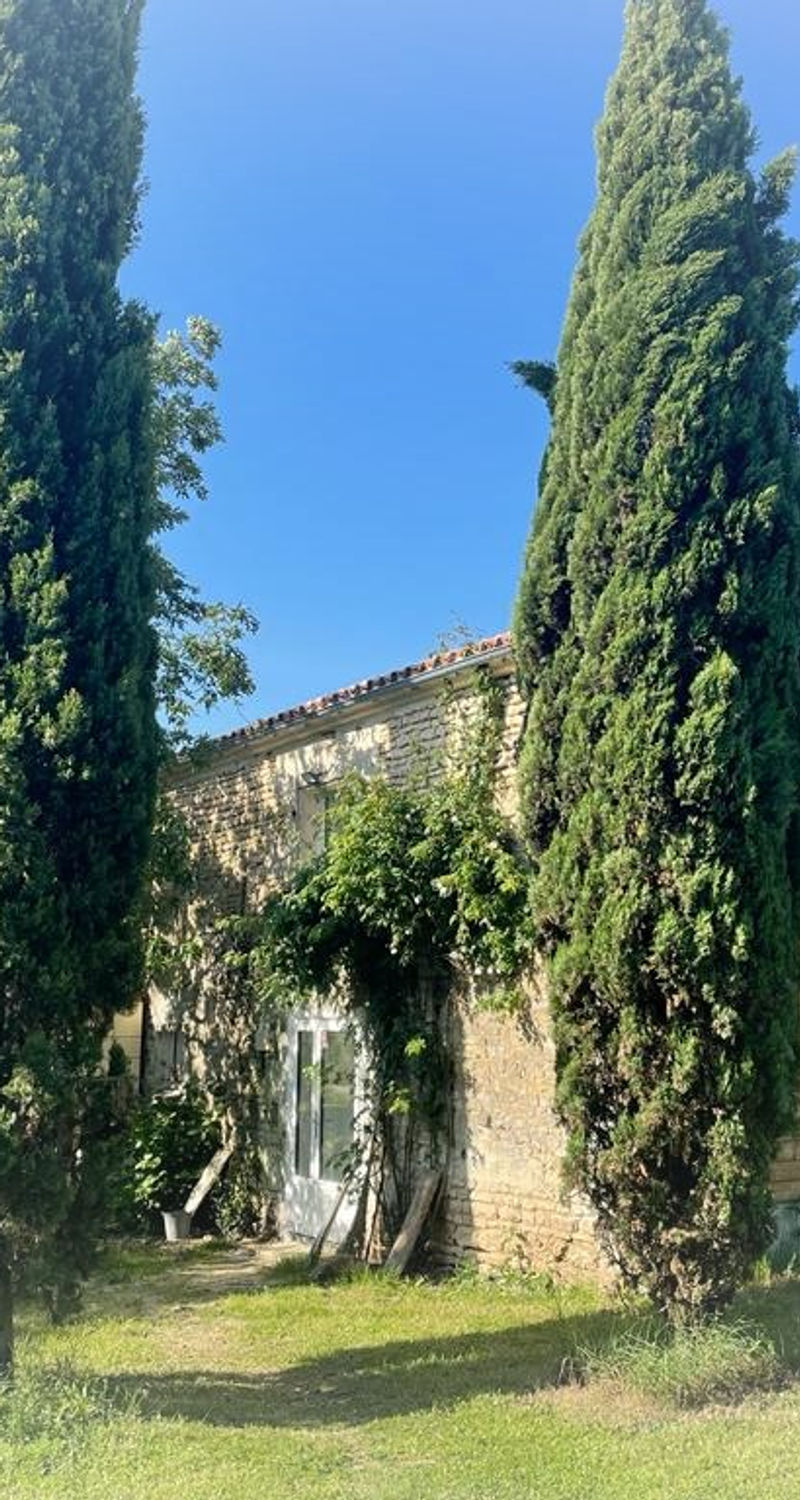 Les extérieurs du studio, en Charente